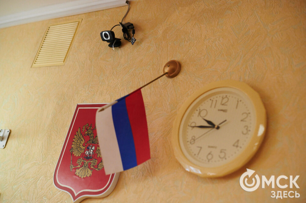 Под прицелом камер, но с шоколадкой. В Омске стартовал экзаменационный марафон