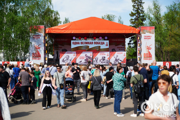 Курс молодого бойца и послания памяти. Как омичи отмечают 9 Мая в парке Победы Курс молодого бойца и послания памяти. Как омичи отмечают 9 Мая в парке Победы