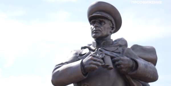 Развевающийся плащ, бинокль в руке: в Омской области установили памятник генерал-лейтенанту Ивану Кибалю