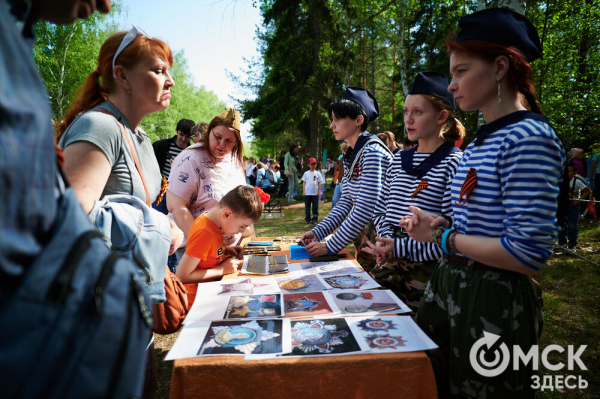 Курс молодого бойца и послания памяти. Как омичи отмечают 9 Мая в парке Победы Курс молодого бойца и послания памяти. Как омичи отмечают 9 Мая в парке Победы