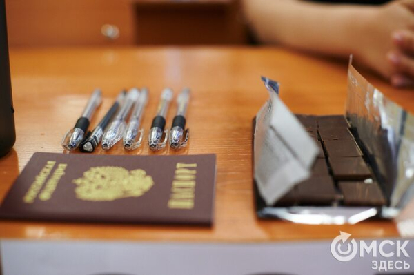 Под прицелом камер, но с шоколадкой. В Омске стартовал экзаменационный марафон