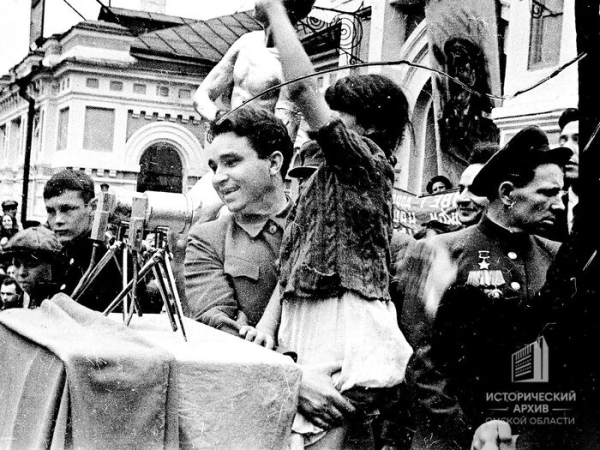 С громыхающим поездом и фронтовыми зарисовками: как прошёл концерт на Соборной площади