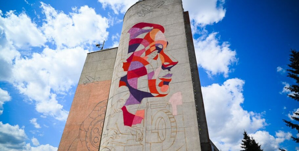 В Омске создают мурал, посвящённый работницам заводов