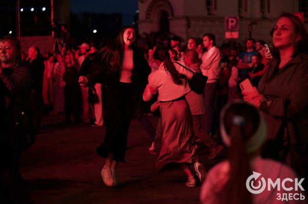 С громыхающим поездом и фронтовыми зарисовками: как прошёл концерт на Соборной площади