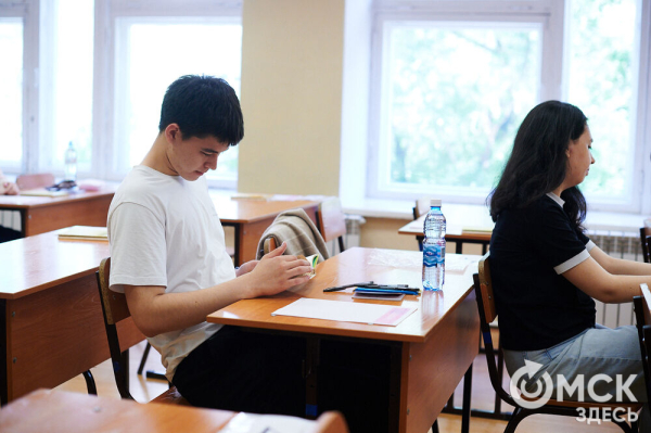 Под прицелом камер, но с шоколадкой. В Омске стартовал экзаменационный марафон