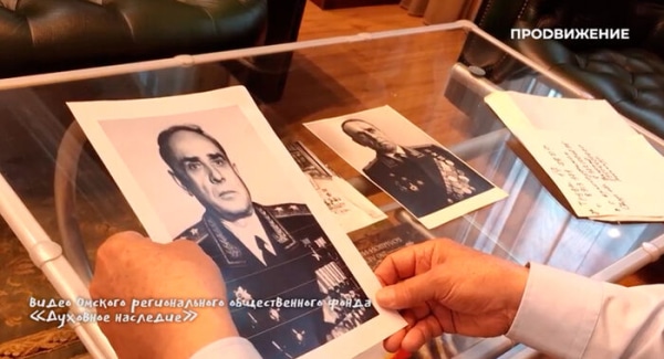 Развевающийся плащ, бинокль в руке: в Омской области установили памятник генерал-лейтенанту Ивану Кибалю