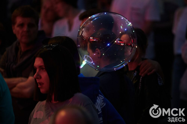 С громыхающим поездом и фронтовыми зарисовками: как прошёл концерт на Соборной площади