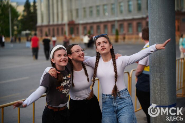 С громыхающим поездом и фронтовыми зарисовками: как прошёл концерт на Соборной площади