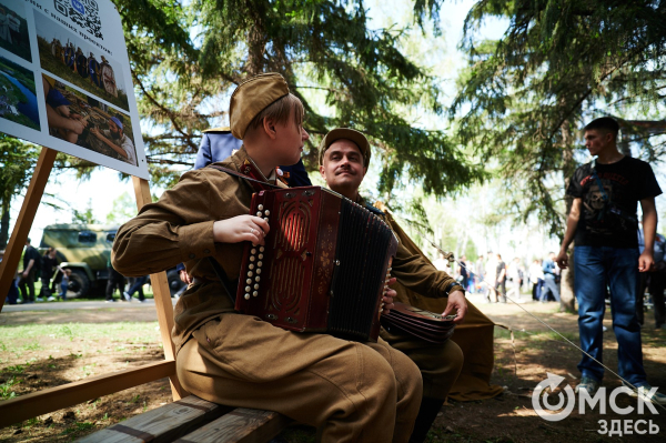 Курс молодого бойца и послания памяти. Как омичи отмечают 9 Мая в парке Победы Курс молодого бойца и послания памяти. Как омичи отмечают 9 Мая в парке Победы