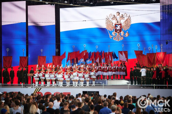 С громыхающим поездом и фронтовыми зарисовками: как прошёл концерт на Соборной площади