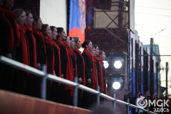 С громыхающим поездом и фронтовыми зарисовками: как прошёл концерт на Соборной площади