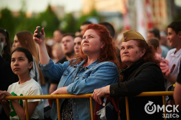 С громыхающим поездом и фронтовыми зарисовками: как прошёл концерт на Соборной площади