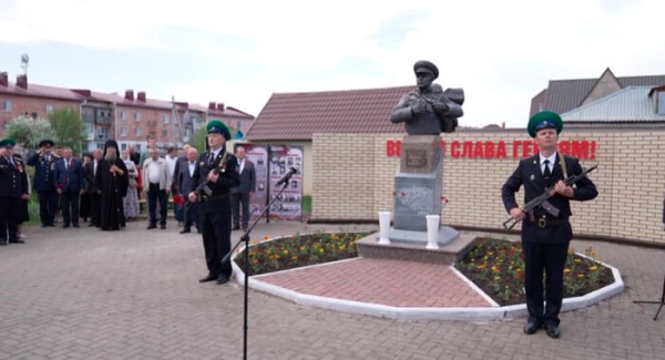 Развевающийся плащ, бинокль в руке: в Омской области установили памятник генерал-лейтенанту Ивану Кибалю