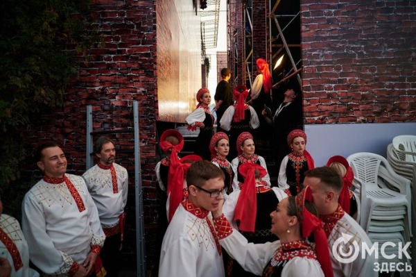 С громыхающим поездом и фронтовыми зарисовками: как прошёл концерт на Соборной площади