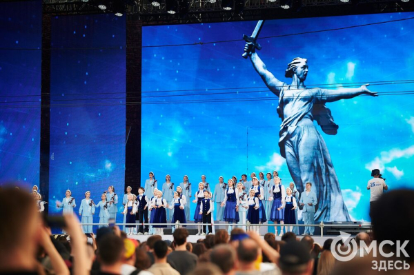 С громыхающим поездом и фронтовыми зарисовками: как прошёл концерт на Соборной площади