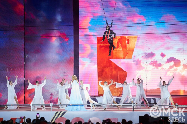 С громыхающим поездом и фронтовыми зарисовками: как прошёл концерт на Соборной площади