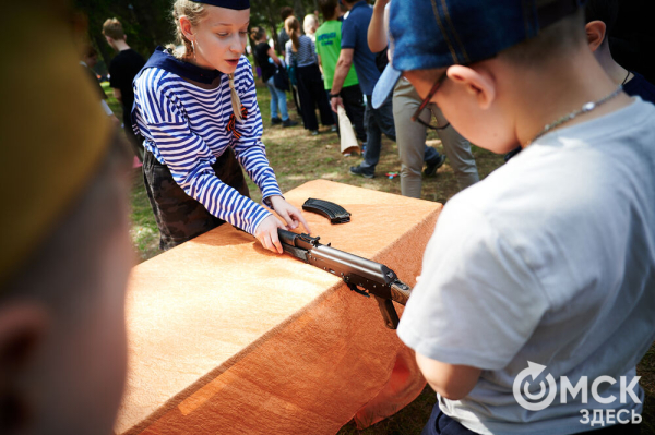 Курс молодого бойца и послания памяти. Как омичи отмечают 9 Мая в парке Победы Курс молодого бойца и послания памяти. Как омичи отмечают 9 Мая в парке Победы