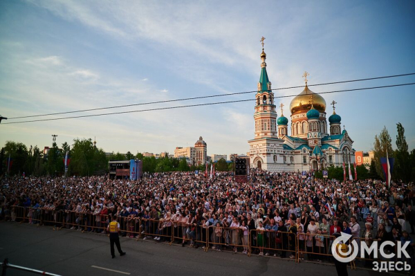 С громыхающим поездом и фронтовыми зарисовками: как прошёл концерт на Соборной площади