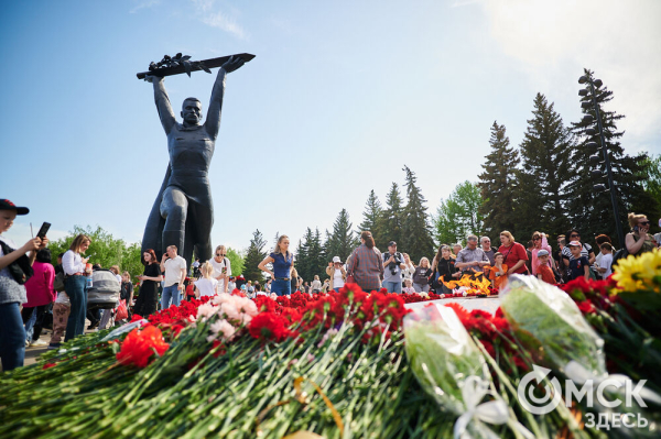 Курс молодого бойца и послания памяти. Как омичи отмечают 9 Мая в парке Победы Курс молодого бойца и послания памяти. Как омичи отмечают 9 Мая в парке Победы