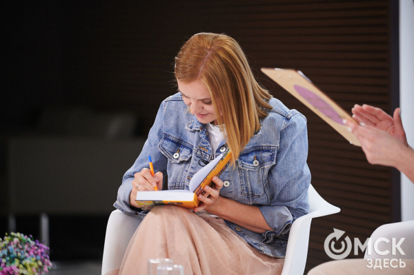 Буквы в пространстве: книжный блогер Александра Макарова презентовала свою вторую книгу