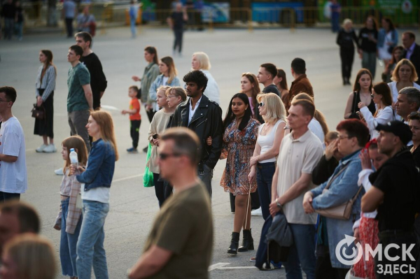 С громыхающим поездом и фронтовыми зарисовками: как прошёл концерт на Соборной площади