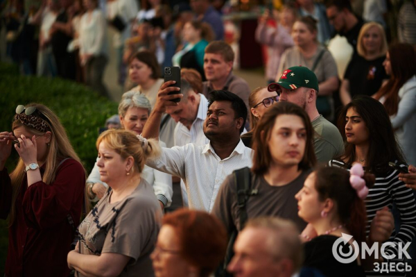 С громыхающим поездом и фронтовыми зарисовками: как прошёл концерт на Соборной площади