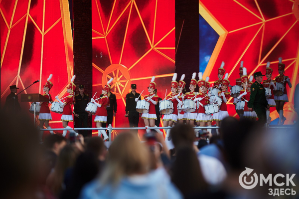 С громыхающим поездом и фронтовыми зарисовками: как прошёл концерт на Соборной площади