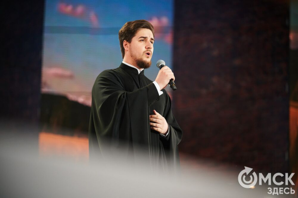 С громыхающим поездом и фронтовыми зарисовками: как прошёл концерт на Соборной площади