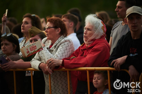 С громыхающим поездом и фронтовыми зарисовками: как прошёл концерт на Соборной площади