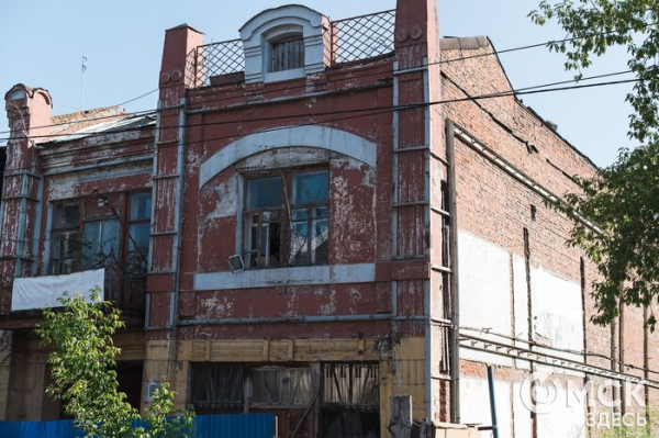 Ни и у Ленина, ни у кинотеатра "Маяковский" не получилось стать памятниками