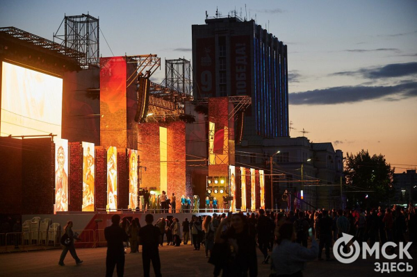 С громыхающим поездом и фронтовыми зарисовками: как прошёл концерт на Соборной площади