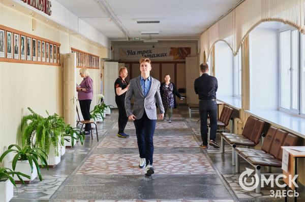 Под прицелом камер, но с шоколадкой. В Омске стартовал экзаменационный марафон