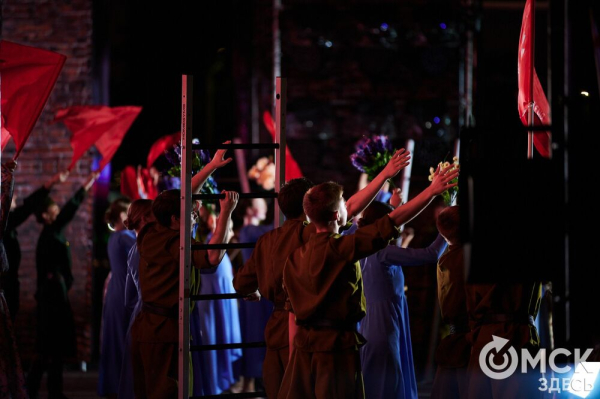 С громыхающим поездом и фронтовыми зарисовками: как прошёл концерт на Соборной площади