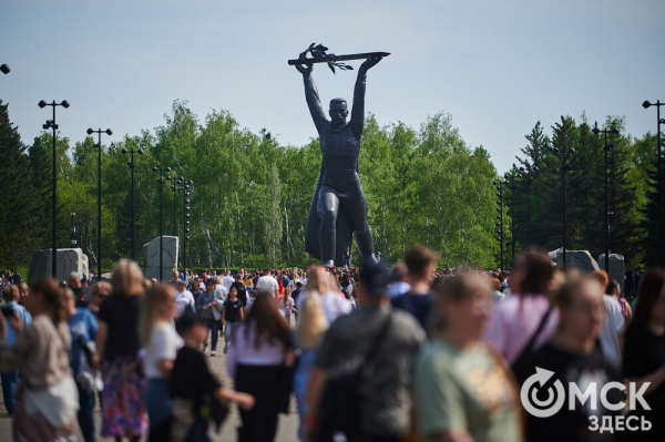 Курс молодого бойца и послания памяти. Как омичи отмечают 9 Мая в парке Победы Курс молодого бойца и послания памяти. Как омичи отмечают 9 Мая в парке Победы