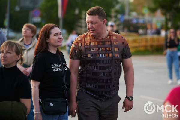 С громыхающим поездом и фронтовыми зарисовками: как прошёл концерт на Соборной площади