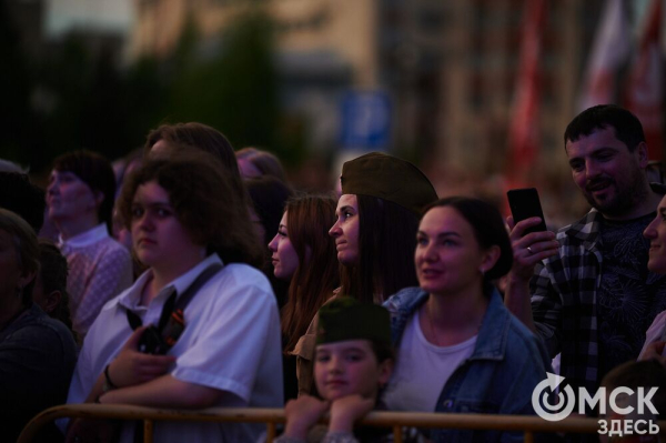 С громыхающим поездом и фронтовыми зарисовками: как прошёл концерт на Соборной площади