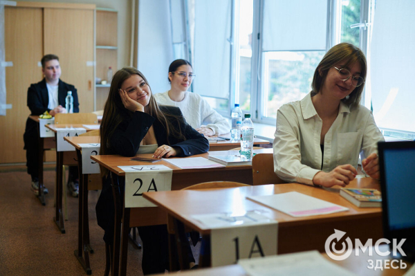 Под прицелом камер, но с шоколадкой. В Омске стартовал экзаменационный марафон