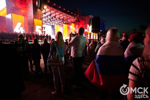 С громыхающим поездом и фронтовыми зарисовками: как прошёл концерт на Соборной площади