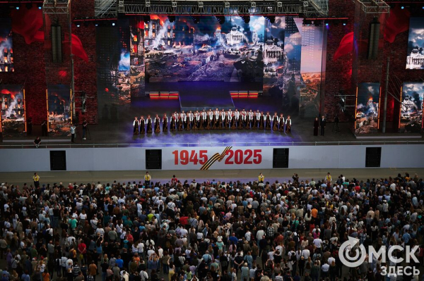 С громыхающим поездом и фронтовыми зарисовками: как прошёл концерт на Соборной площади