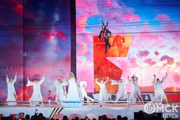 С громыхающим поездом и фронтовыми зарисовками: как прошёл концерт на Соборной площади