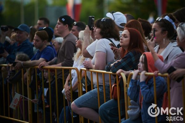 С громыхающим поездом и фронтовыми зарисовками: как прошёл концерт на Соборной площади