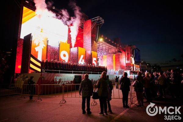 С громыхающим поездом и фронтовыми зарисовками: как прошёл концерт на Соборной площади