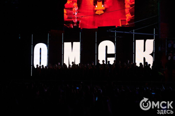 С громыхающим поездом и фронтовыми зарисовками: как прошёл концерт на Соборной площади