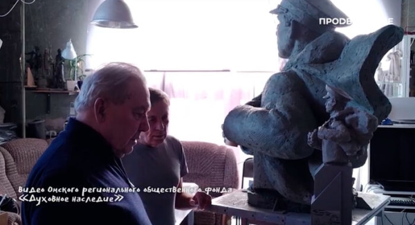 Развевающийся плащ, бинокль в руке: в Омской области установили памятник генерал-лейтенанту Ивану Кибалю