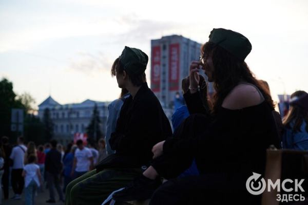 С громыхающим поездом и фронтовыми зарисовками: как прошёл концерт на Соборной площади