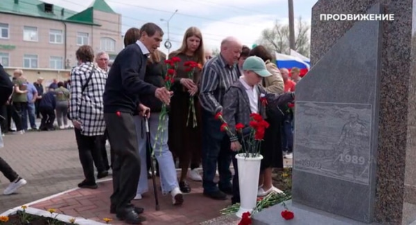 Развевающийся плащ, бинокль в руке: в Омской области установили памятник генерал-лейтенанту Ивану Кибалю