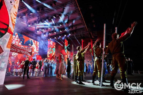 С громыхающим поездом и фронтовыми зарисовками: как прошёл концерт на Соборной площади