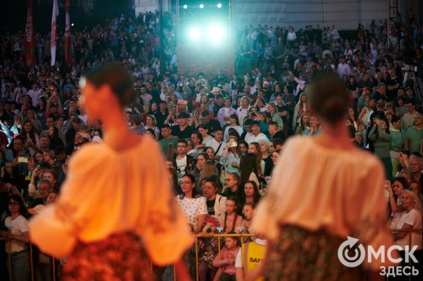 С громыхающим поездом и фронтовыми зарисовками: как прошёл концерт на Соборной площади