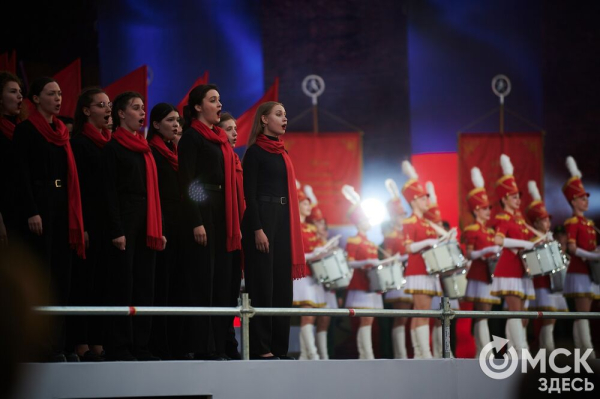 С громыхающим поездом и фронтовыми зарисовками: как прошёл концерт на Соборной площади