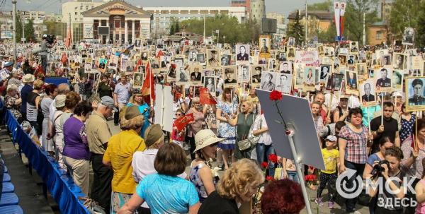 Взять воду и влиться в колонну: памятка участникам "Бессмертного полка" в Омске